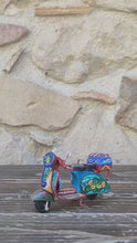 Carica e avvia il video nel visualizzatore di galleria, Vespa Piccola - Miniature Decorate - cod 68
