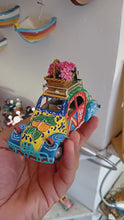 Carica e avvia il video nel visualizzatore di galleria, Citroen 2CV piccola - Miniature Decorate - cod.99

