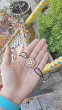 Carica e avvia il video nel visualizzatore di galleria, Bracciale Rotondo Lapilli con castone &quot;Barocco Giallo&quot;
