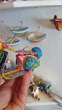 Carica e avvia il video nel visualizzatore di galleria, Vespa Media - Miniature Decorate - cod. 92
