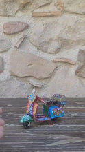 Carica e avvia il video nel visualizzatore di galleria, Vespa Piccola - Miniature Decorate - Cod 71
