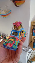 Carica e avvia il video nel visualizzatore di galleria, Citroen 2CV piccola - Miniature Decorate - cod.101
