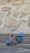 Carica e avvia il video nel visualizzatore di galleria, Vespa Piccola - Miniature Decorate - Cod 74
