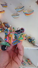 Carica e avvia il video nel visualizzatore di galleria, Vespa Piccola - Miniature Decorate - Cod 87
