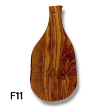 Carica l&#39;immagine nel visualizzatore di Gallery, Tagliere irregolare con manico in Legno di Ulivo cm 35
