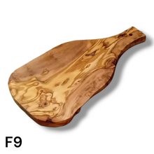 Carica l&#39;immagine nel visualizzatore di Gallery, Tagliere irregolare con manico in Legno di Ulivo cm 35
