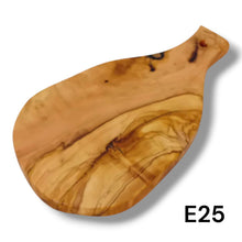 Carica l&#39;immagine nel visualizzatore di Gallery, Tagliere irregolare con manico in Legno di Ulivo cm 25
