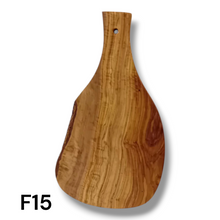 Carica l&#39;immagine nel visualizzatore di Gallery, Tagliere irregolare con manico in Legno di Ulivo cm 35
