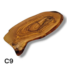 Carica l&#39;immagine nel visualizzatore di Gallery, Tagliere Rustico in Legno di Ulivo cm 30
