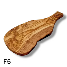 Carica l&#39;immagine nel visualizzatore di Gallery, Tagliere irregolare con manico in Legno di Ulivo cm 35
