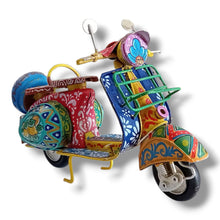 Carica l'immagine nel visualizzatore di Gallery, Vespa Media - Miniature Decorate - cod. 92
