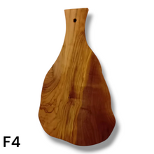Carica l&#39;immagine nel visualizzatore di Gallery, Tagliere irregolare con manico in Legno di Ulivo cm 35
