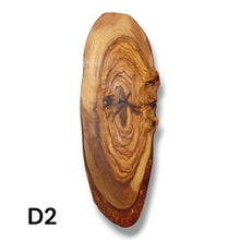 Carica l&#39;immagine nel visualizzatore di Gallery, Tagliere Rustico in Legno di Ulivo cm 40
