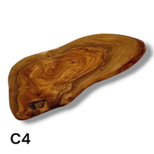 Carica l&#39;immagine nel visualizzatore di Gallery, Tagliere Rustico in Legno di Ulivo cm 30
