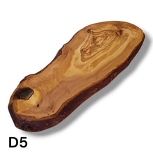 Carica l&#39;immagine nel visualizzatore di Gallery, Tagliere Rustico in Legno di Ulivo cm 40
