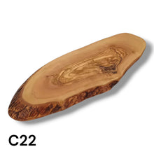 Carica l&#39;immagine nel visualizzatore di Gallery, Tagliere Rustico in Legno di Ulivo cm 30
