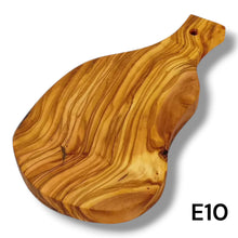 Carica l&#39;immagine nel visualizzatore di Gallery, Tagliere irregolare con manico in Legno di Ulivo cm 25
