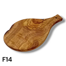 Carica l&#39;immagine nel visualizzatore di Gallery, Tagliere irregolare con manico in Legno di Ulivo cm 35
