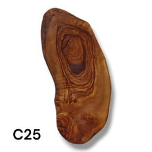 Carica l&#39;immagine nel visualizzatore di Gallery, Tagliere Rustico in Legno di Ulivo cm 30
