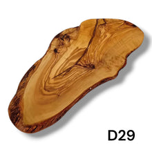 Carica l&#39;immagine nel visualizzatore di Gallery, Tagliere Rustico in Legno di Ulivo cm 40
