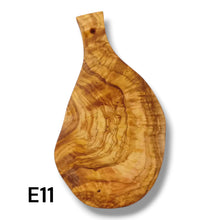 Carica l&#39;immagine nel visualizzatore di Gallery, Tagliere irregolare con manico in Legno di Ulivo cm 25
