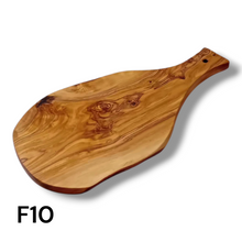 Carica l&#39;immagine nel visualizzatore di Gallery, Tagliere irregolare con manico in Legno di Ulivo cm 35
