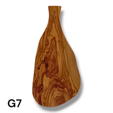 Carica l&#39;immagine nel visualizzatore di Gallery, Tagliere irregolare con manico in Legno di Ulivo cm 45
