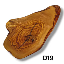 Carica l&#39;immagine nel visualizzatore di Gallery, Tagliere Rustico in Legno di Ulivo cm 40
