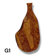 Carica l&#39;immagine nel visualizzatore di Gallery, Tagliere irregolare con manico in Legno di Ulivo cm 45
