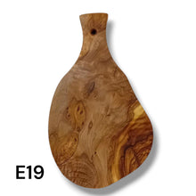 Carica l&#39;immagine nel visualizzatore di Gallery, Tagliere irregolare con manico in Legno di Ulivo cm 25
