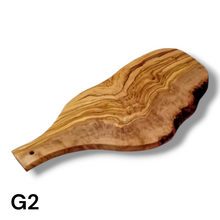 Carica l&#39;immagine nel visualizzatore di Gallery, Tagliere irregolare con manico in Legno di Ulivo cm 45
