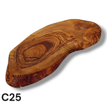 Carica l&#39;immagine nel visualizzatore di Gallery, Tagliere Rustico in Legno di Ulivo cm 30
