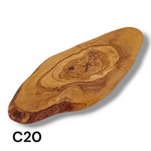 Carica l&#39;immagine nel visualizzatore di Gallery, Tagliere Rustico in Legno di Ulivo cm 30
