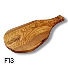 Carica l&#39;immagine nel visualizzatore di Gallery, Tagliere irregolare con manico in Legno di Ulivo cm 35
