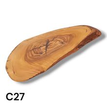 Carica l&#39;immagine nel visualizzatore di Gallery, Tagliere Rustico in Legno di Ulivo cm 30
