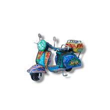 Carica l&#39;immagine nel visualizzatore di Gallery, Vespa Piccola - Miniature Decorate - Cod 75
