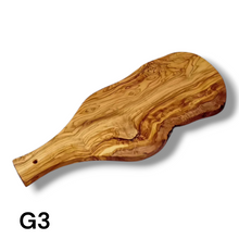 Carica l&#39;immagine nel visualizzatore di Gallery, Tagliere irregolare con manico in Legno di Ulivo cm 45
