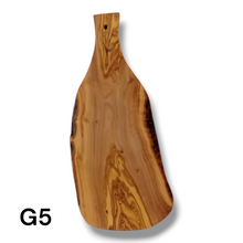 Carica l&#39;immagine nel visualizzatore di Gallery, Tagliere irregolare con manico in Legno di Ulivo cm 45
