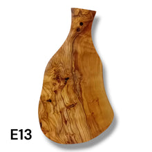 Carica l&#39;immagine nel visualizzatore di Gallery, Tagliere irregolare con manico in Legno di Ulivo cm 25
