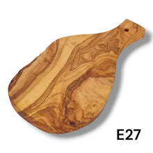 Carica l&#39;immagine nel visualizzatore di Gallery, Tagliere irregolare con manico in Legno di Ulivo cm 25
