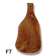 Carica l&#39;immagine nel visualizzatore di Gallery, Tagliere irregolare con manico in Legno di Ulivo cm 35
