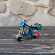 Carica l&#39;immagine nel visualizzatore di Gallery, Vespa Piccola - Miniature Decorate - Cod 72
