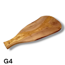 Carica l&#39;immagine nel visualizzatore di Gallery, Tagliere irregolare con manico in Legno di Ulivo cm 45
