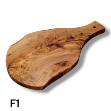 Carica l&#39;immagine nel visualizzatore di Gallery, Tagliere irregolare con manico in Legno di Ulivo cm 35
