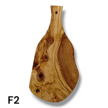 Carica l&#39;immagine nel visualizzatore di Gallery, Tagliere irregolare con manico in Legno di Ulivo cm 35
