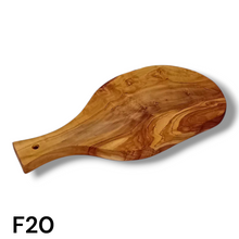 Carica l&#39;immagine nel visualizzatore di Gallery, Tagliere irregolare con manico in Legno di Ulivo cm 35
