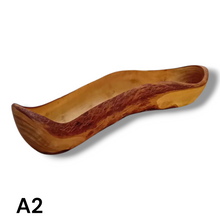 Carica l&#39;immagine nel visualizzatore di Gallery, Ciotola a Barca in Legno di Ulivo
