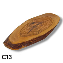 Carica l&#39;immagine nel visualizzatore di Gallery, Tagliere Rustico in Legno di Ulivo cm 30
