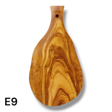 Carica l&#39;immagine nel visualizzatore di Gallery, Tagliere irregolare con manico in Legno di Ulivo cm 25
