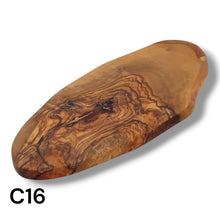 Carica l&#39;immagine nel visualizzatore di Gallery, Tagliere Rustico in Legno di Ulivo cm 30
